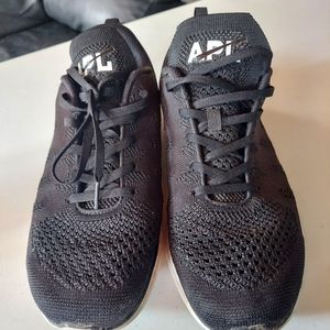 APL/Lululemon black athletic shoes